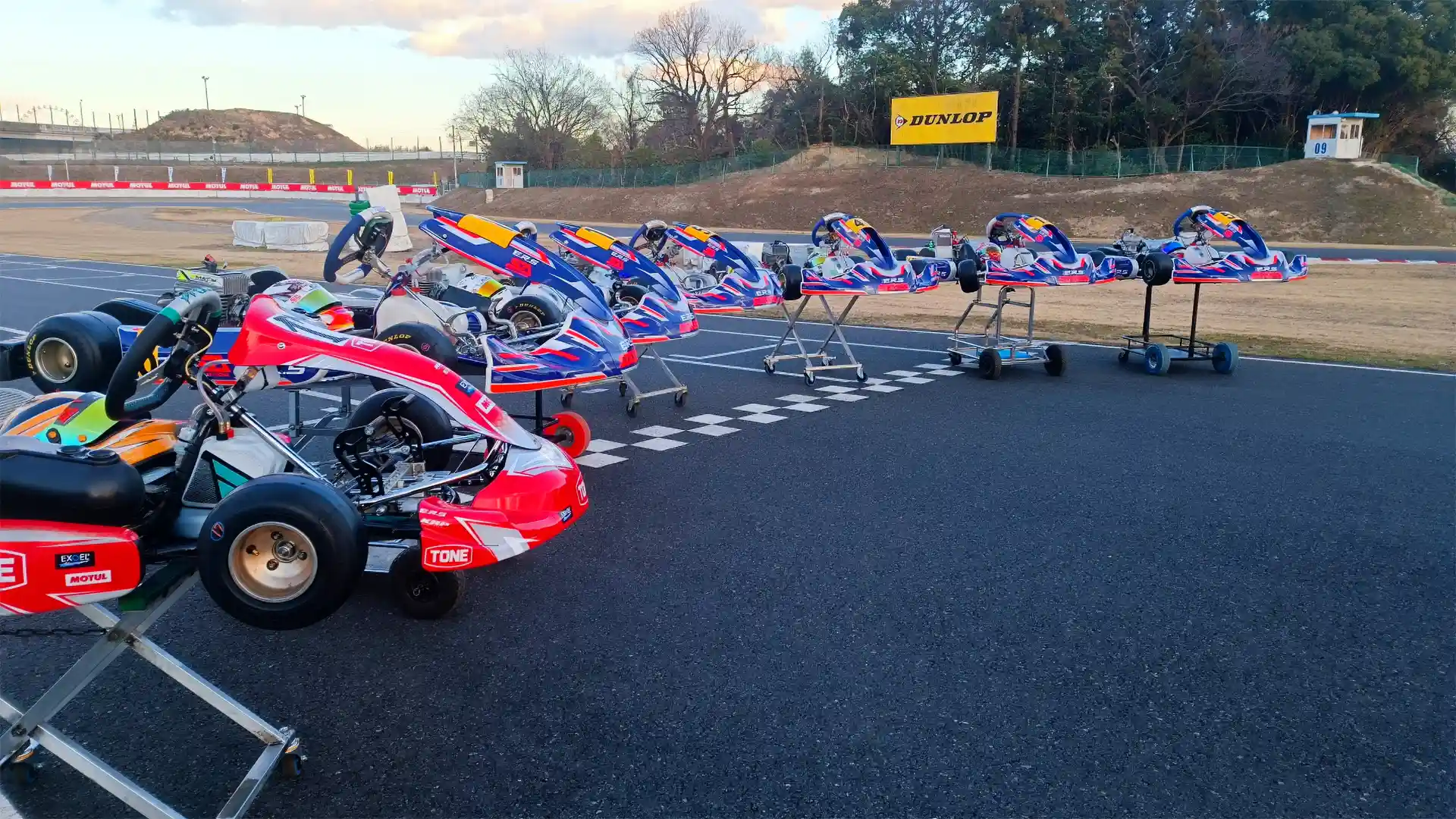 カート車体が並んでいる様子