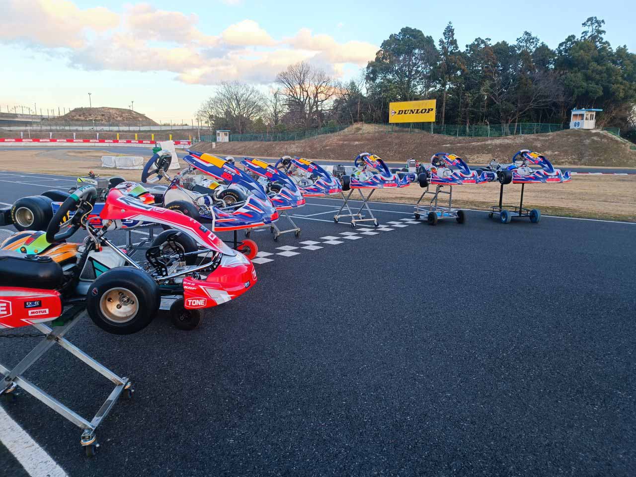 カート車体が並んでいる様子