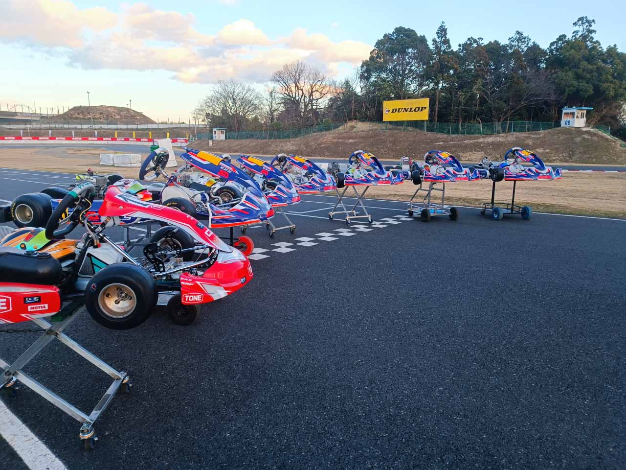 カート車体が並んでいる様子