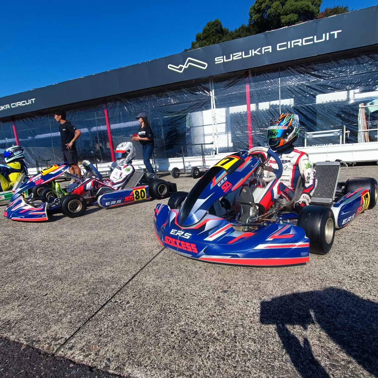 カートに乗っているレーサー
