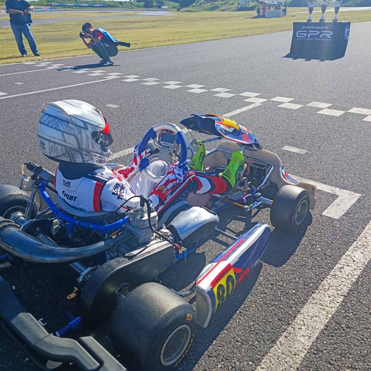 カートに乗っているレーサー