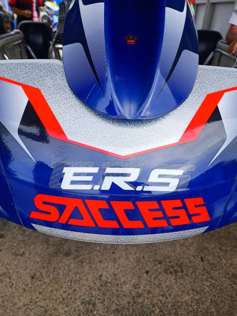 カートに貼られたＥＲＳステッカー